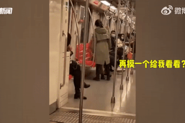 Gã đàn ông biến thái bị ăn tát gần 3 phút vì sàm sỡ cô gái trẻ