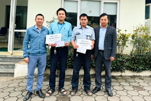 Khen thưởng tài xế, phụ xe buýt ôm người co giật đi cấp cứu