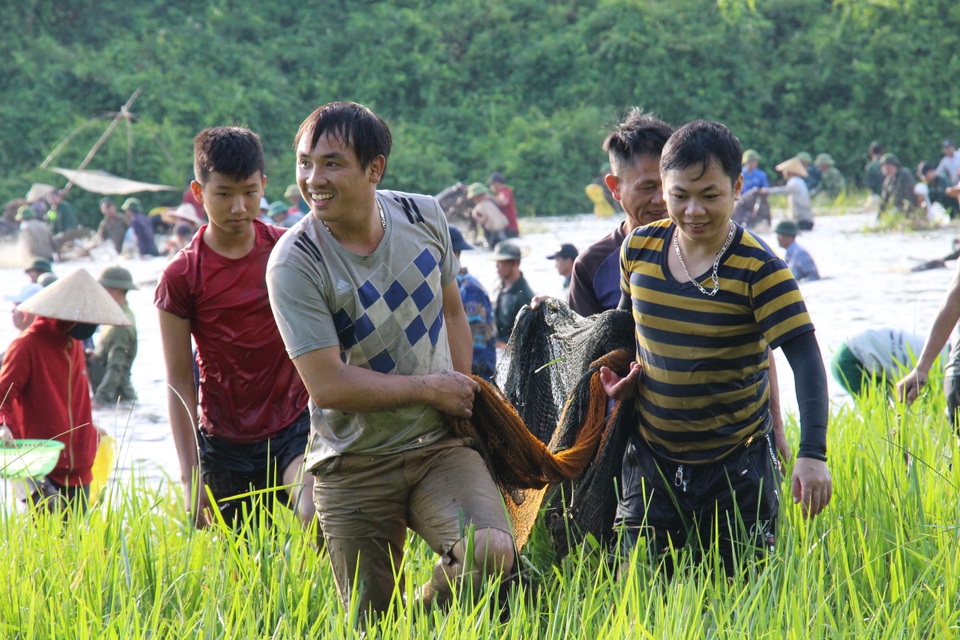 Hàng ngàn người dân đội nắng lội bùn tìm “vận may” - 13 Hàng ngàn người dân đội nắng lội bùn tìm “vận may” - 13
