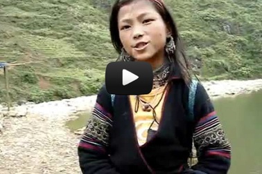 Cô gái dân tộc nói tiếng Anh như gió 