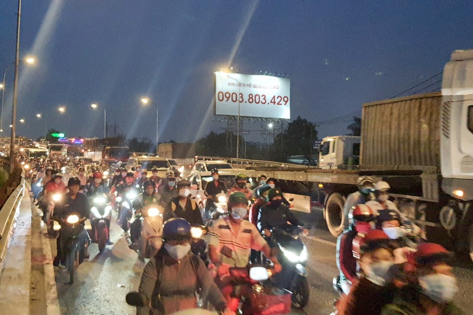 Người dân ùn ùn về quê nghỉ lễ, giao thông cửa ngõ Sài Gòn đông cứng - 6 Người dân ùn ùn về quê nghỉ lễ, giao thông cửa ngõ Sài Gòn đông cứng - 6