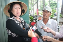 Người dân phẫn nộ vây phòng khám Trung Quốc suýt làm chết người