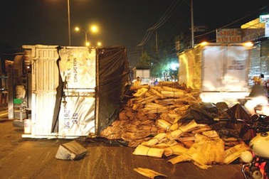 Lật xe tải, một người trọng thương