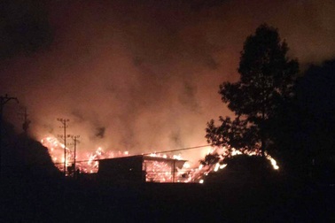 Lào Cai: Đám cháy lớn bùng phát trong đêm ở cơ sở chế biến tinh dầu quế