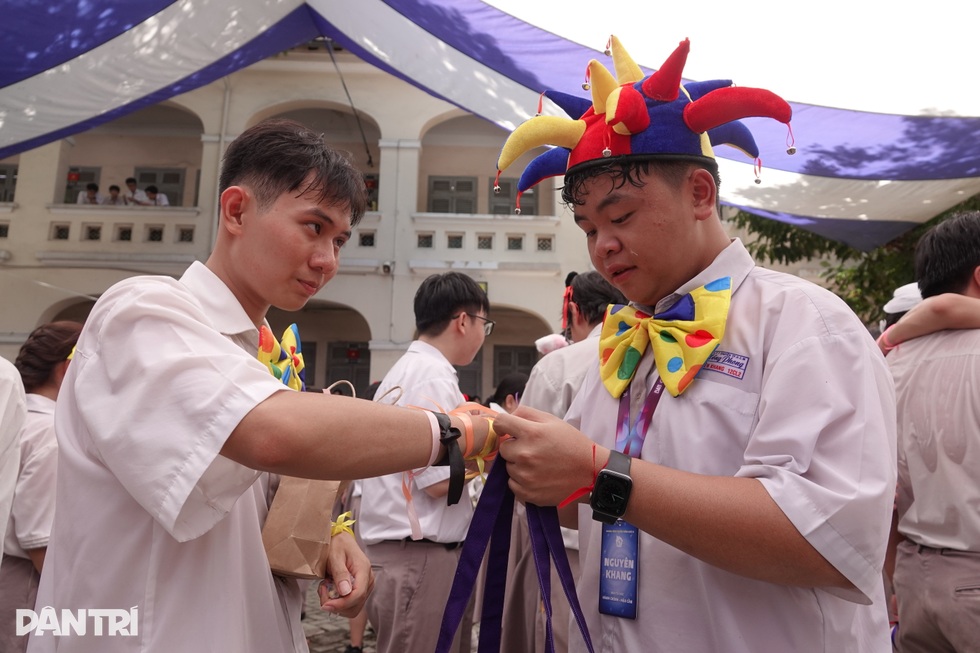 Học sinh cuối cấp rơi nước mắt ngày tổng kết, kể những đêm học đến 2h - 20