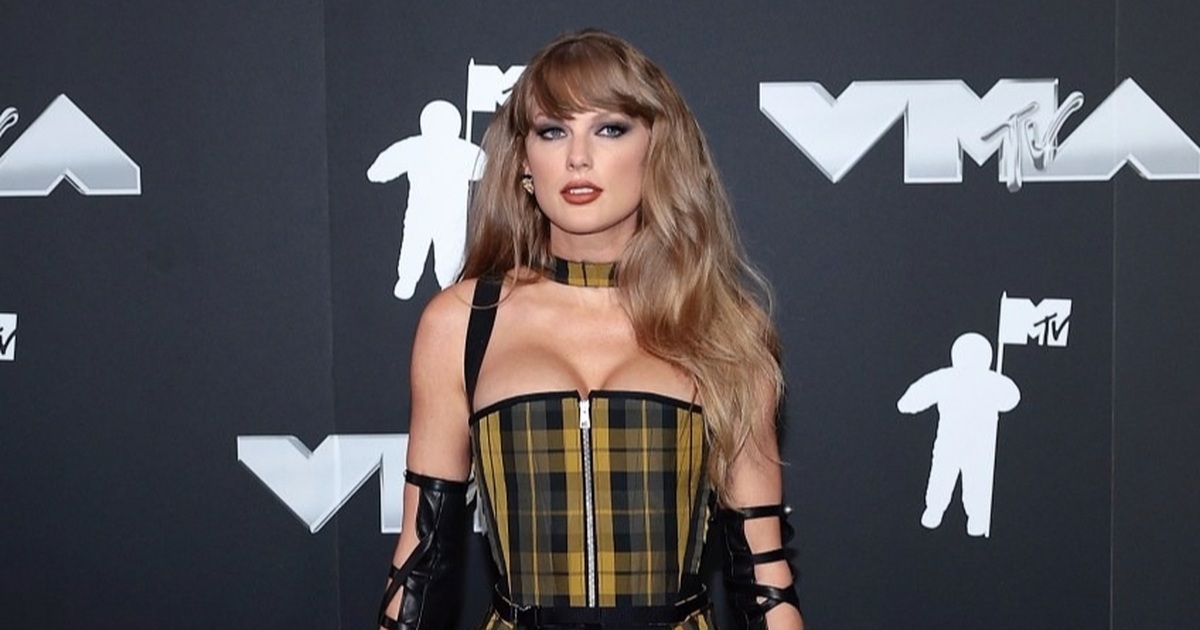 View - Taylor Swift và Lisa đọ dáng gợi cảm trên thảm đỏ VMAs 2024 | Báo Dân trí