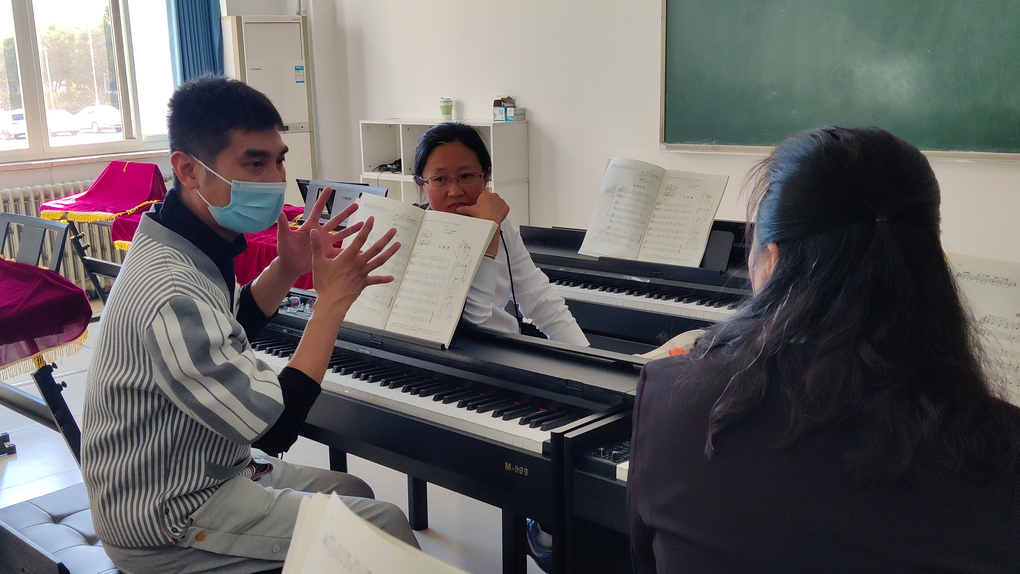 Giới trẻ rộ trào lưu học tại trường dành cho người già - 2 Giới trẻ rộ trào lưu học tại trường dành cho người già - 2