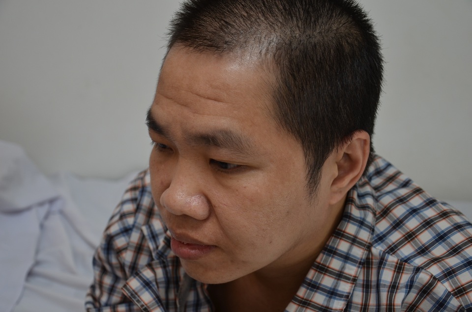Thương người đàn ông có thân hình gãy gập đến ngồi chơi với con cũng khó - 5 Thương người đàn ông có thân hình gãy gập đến ngồi chơi với con cũng khó - 5