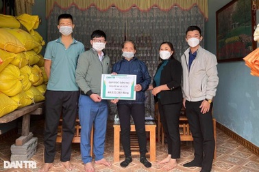 Người phụ nữ chăm chồng, con bệnh tật được giúp đỡ thêm gần 50 triệu đồng