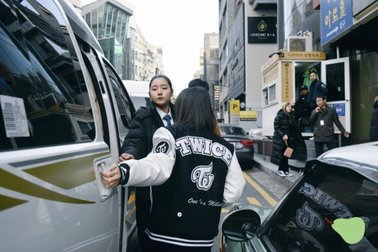 Làm vệ sĩ cho người nổi tiếng, cô gái bị từ chối hẹn hò