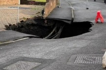 Xuất hiện hố "tử thần" khổng lồ, cả khu phố phải di dời khẩn