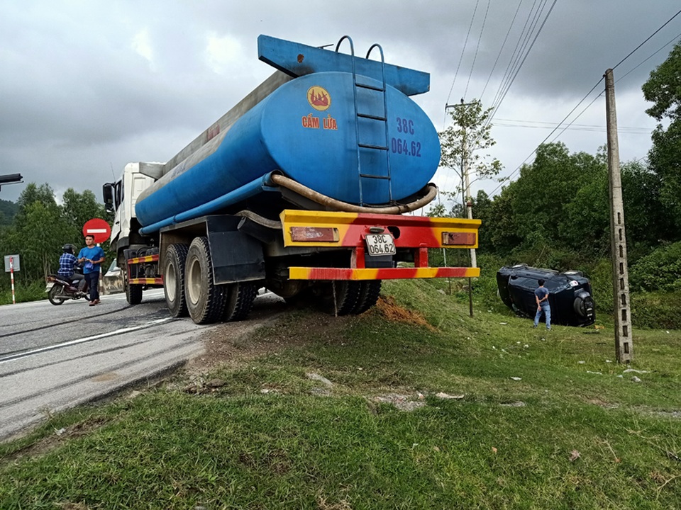 Xe bồn đâm xe con lật nhiều vòng, 2 cán bộ ngân hàng may mắn thoát chết - 2 Xe bồn đâm xe con lật nhiều vòng, 2 cán bộ ngân hàng may mắn thoát chết - 2