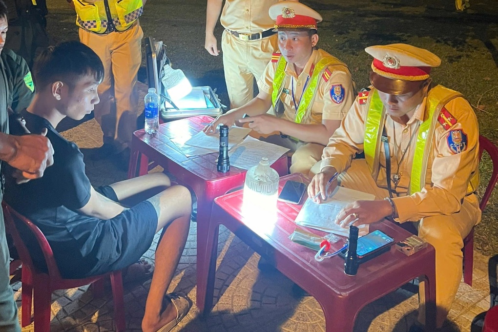 Cho người dưới 18 tuổi mượn ô tô, chủ xe và người điều khiển bị phạt - 1 Cho người dưới 18 tuổi mượn ô tô, chủ xe và người điều khiển bị phạt - 1