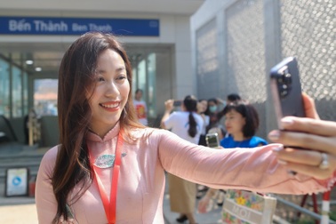 Kiều bào khắp thế giới về TPHCM đón Tết Nguyên đán 2024