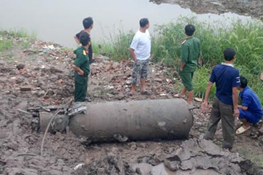 Phát hiện quả bom 2 tấn tại hồ Linh Đàm 