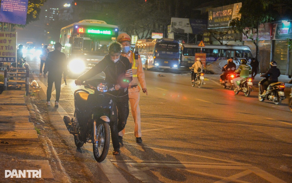 Đi chơi ngày lễ Valentine, tài xế vi phạm nồng độ cồn nói uống 2 chén rượu - 2