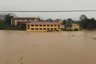 Loạt trường học Thái Nguyên ngập sâu, giải cứu nhiều học sinh mắc kẹt