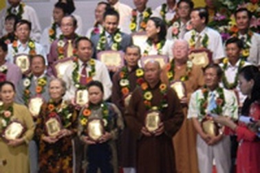 Vinh danh những người làm việc thiện 