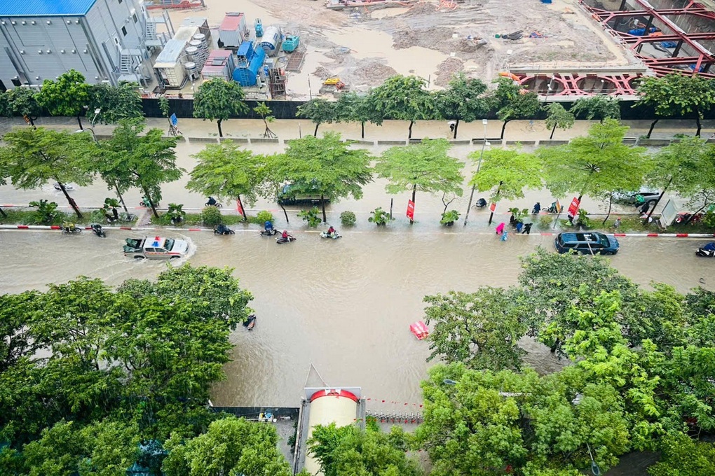 ຄົນເຈັບເປັນສະຫຼຽງ ແລະ ຖືກຕຳຫຼວດຈະລາຈອນນຳສົ່ງໂຮງໝໍມະໂຫສົດ ທາງນ້ຳທີ່ປະສົບໄພນ້ຳຖ້ວມ ແລະ ພົ້ນອັນຕະລາຍ - 1 Bệnh nhân ngất xỉu được CSGT vượt ngập lụt đưa đến viện đã qua nguy hiểm - 1