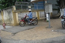 Một cụ ông nằm chết bất thường bên đường