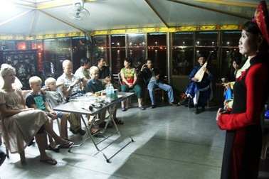 Ca sĩ, hướng dẫn viên du lịch “cháy” sô dịp lễ 30/4