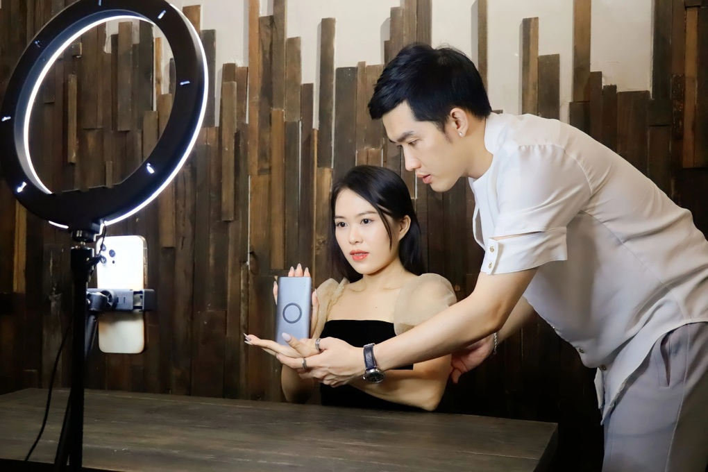 Doanh thu giảm một nửa, người làm nghề livestream sợ cảnh hết thời - 2 Doanh thu giảm một nửa, người làm nghề livestream sợ cảnh hết thời - 2