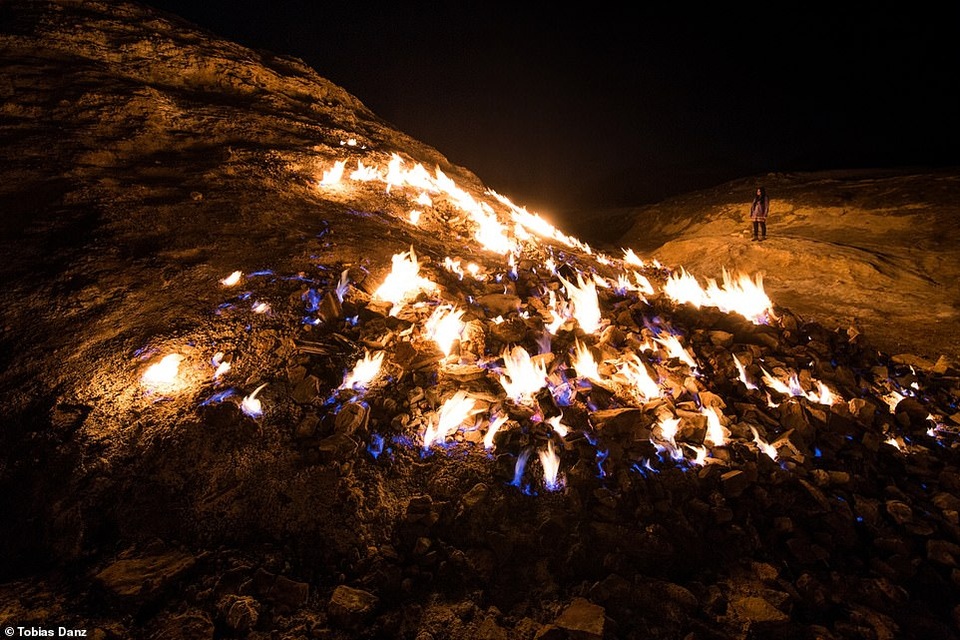 Du khách ùn ùn kéo đến xem sườn đồi tự bốc cháy ngùn ngụt - 3 Du khách ùn ùn kéo đến xem sườn đồi tự bốc cháy ngùn ngụt - 3