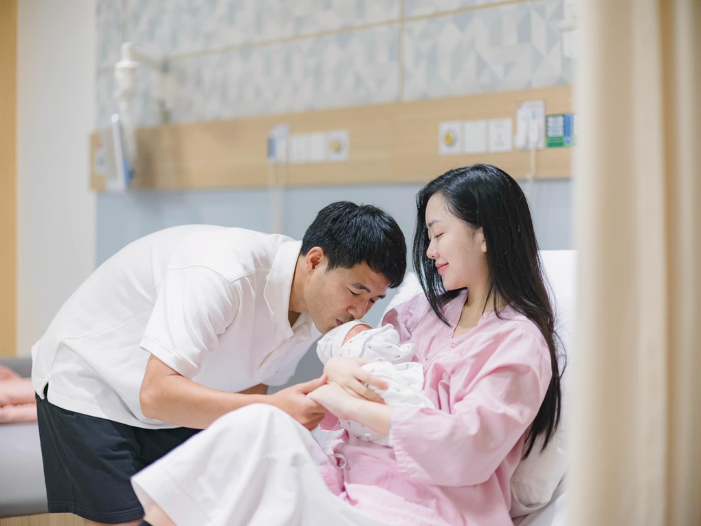Cầu thủ Hà Đức Chinh có con đầu lòng, hào hứng gia nhập hội bố bỉm sữa - 1 Cầu thủ Hà Đức Chinh có con đầu lòng, hào hứng gia nhập hội bố bỉm sữa - 1