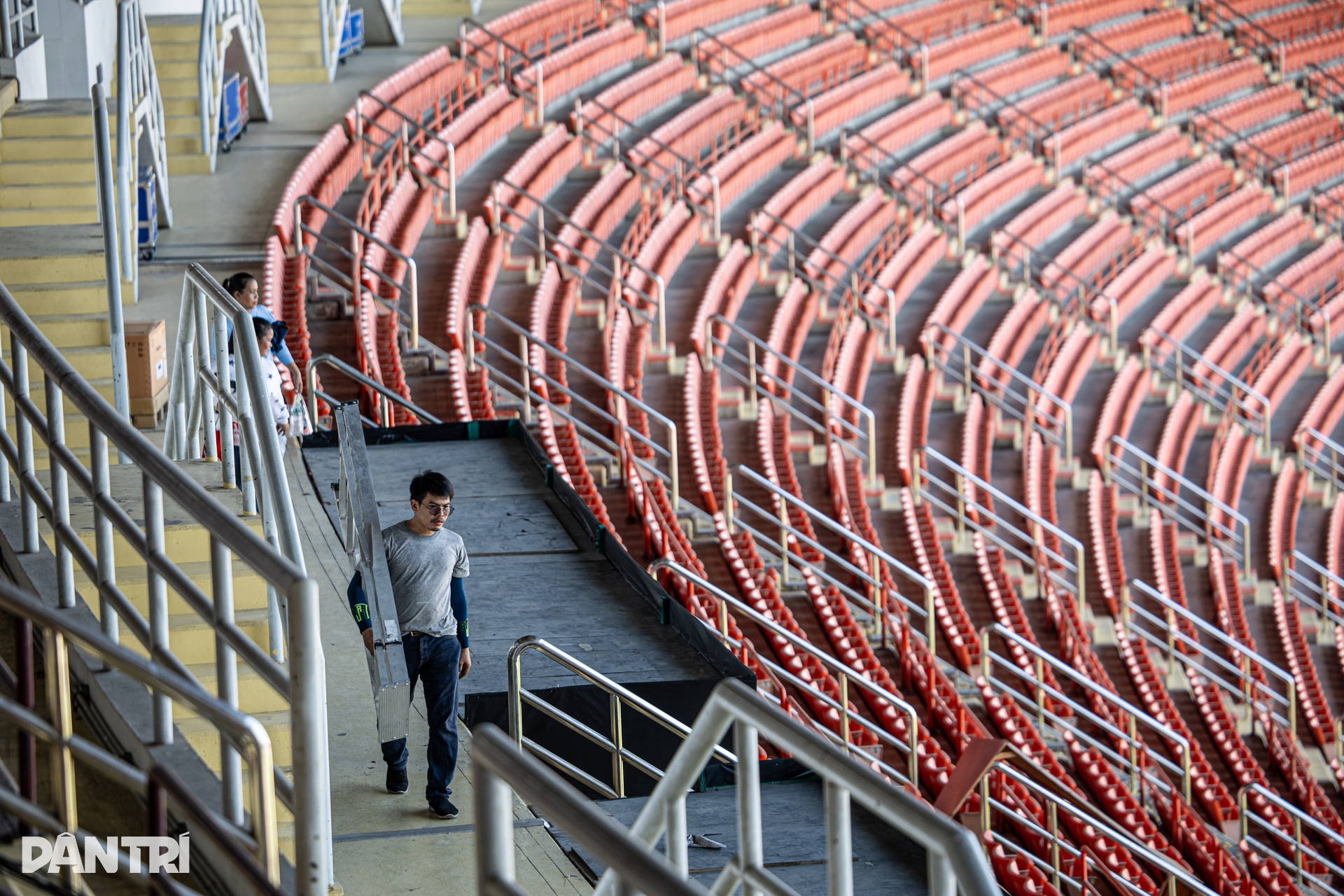 Công nhân Thái Lan căng mình làm việc trước giờ khai mạc SEA Games 33 - 2