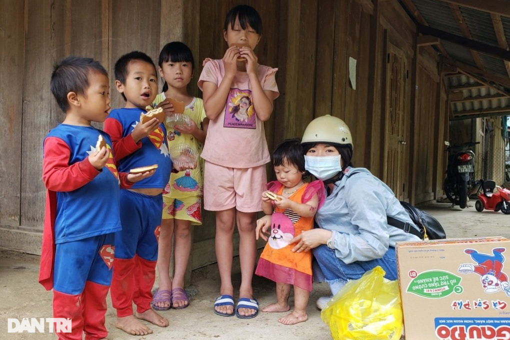 Tấm lòng những người mẹ đỡ đầu nơi vùng biên - 2 Tấm lòng những người mẹ đỡ đầu nơi vùng biên - 2