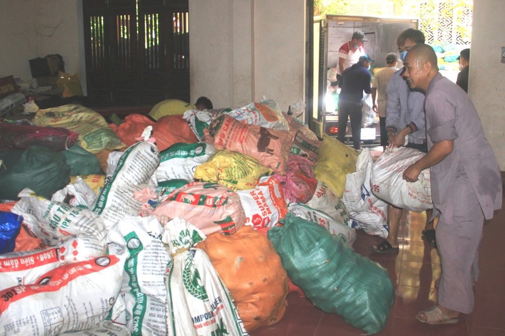 Người dân vùng lũ Quảng Trị gom nghĩa tình gửi vào TP Hồ Chí Minh - 1 Người dân vùng lũ Quảng Trị gom nghĩa tình gửi vào TP Hồ Chí Minh - 1