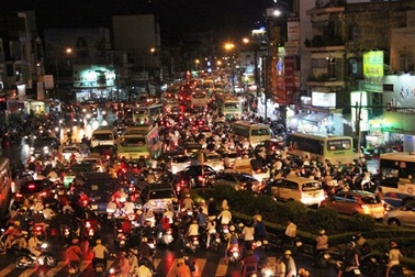 Kẹt xe khủng khiếp sau mưa lớn ở Sài Gòn