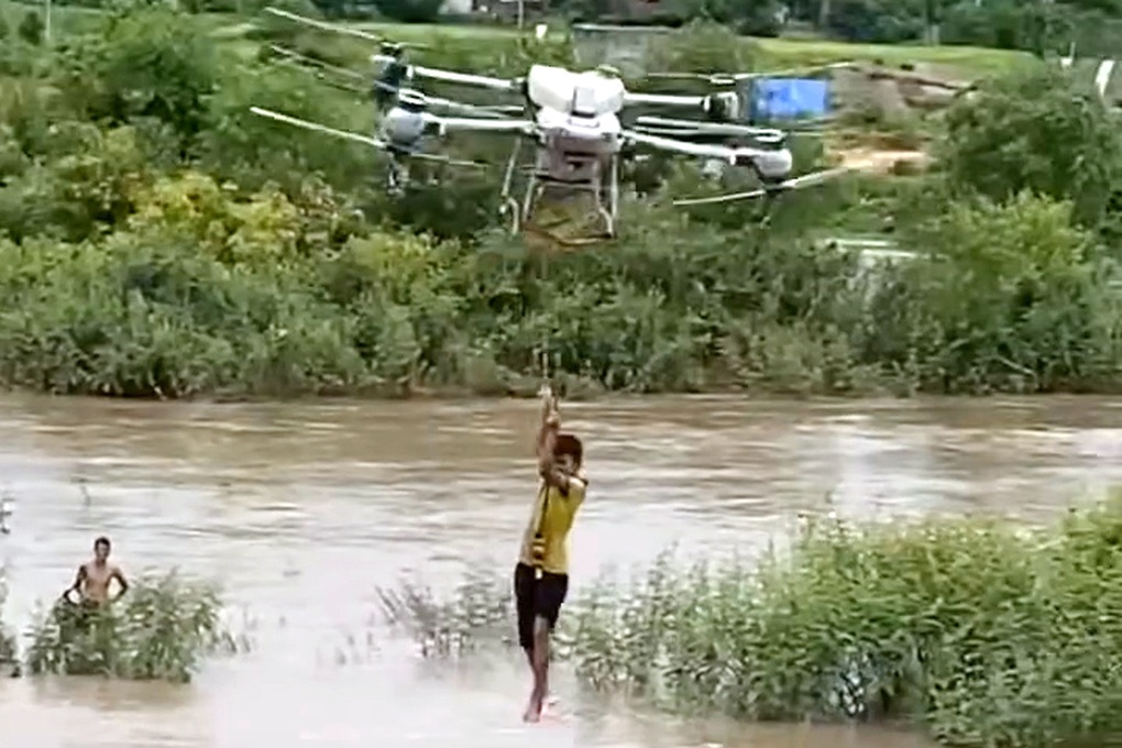Dùng máy bay không người lái giải cứu 2 cháu bé mắc kẹt giữa dòng lũ - 1 Dùng máy bay không người lái giải cứu 2 cháu bé mắc kẹt giữa dòng lũ - 1