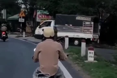 Chiếc xe máy với cách di chuyển khiến nhiều người phải hoa mắt