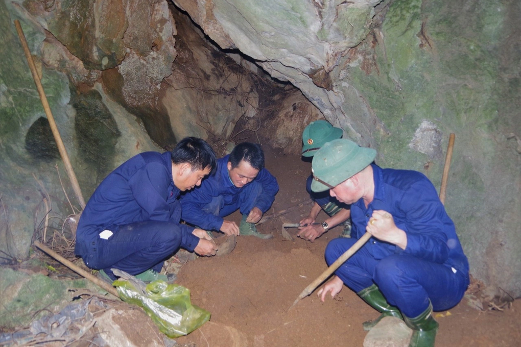 Phát hiện 22 hài cốt liệt sỹ trong hang đá, còn nhiều xương cốt và di vật - 1 Phát hiện 22 hài cốt liệt sỹ trong hang đá, còn nhiều xương cốt và di vật - 1