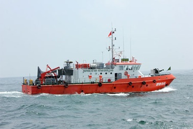 Tàu chở hàng đâm tàu cá, 7 ngư dân rơi xuống biển