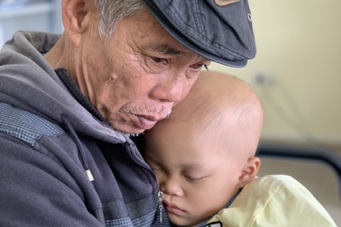 Ông nội bán lúa non đưa cháu đi chữa ung thư: Chuyên gia Pháp sang Việt Nam hội chẩn