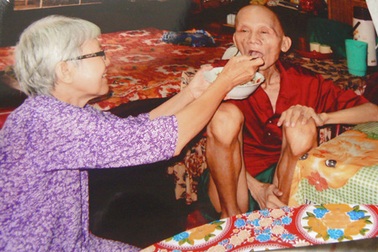 Hai cụ già khốn khổ trong căn nhà che bằng túi nilon