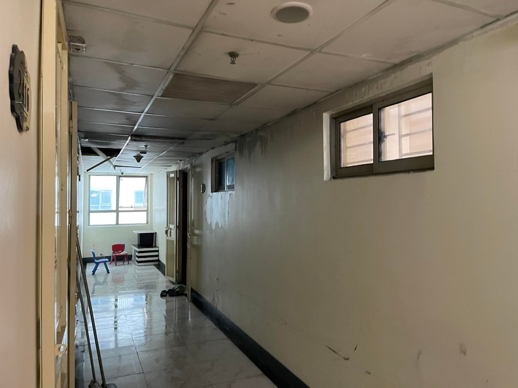 Thang máy hỏng sau vụ cháy, dân chung cư khổ sở leo bộ hàng chục tầng - 3 Thang máy hỏng sau vụ cháy, dân chung cư khổ sở leo bộ hàng chục tầng - 3