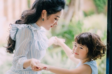 Danh hài Thúy Nga khoe ảnh hạnh phúc bên con gái Nguyệt Cát