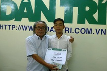 Trao hơn 120 triệu đồng đến cậu SV mồ côi mắc bệnh suy thận mãn