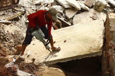 Ngày đêm khắc phục sự cố sụp cống ngăn triều uy hiếp khu dân cư ở TPHCM