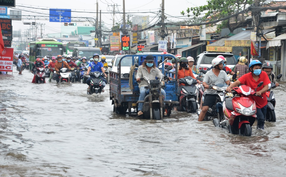 Người Sài Gòn khốn khổ sáng đầu tuần vì triều cường đạt đỉnh - 15 Người Sài Gòn khốn khổ sáng đầu tuần vì triều cường đạt đỉnh - 15