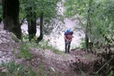 Nga: Em bé rơi xuống hẻm núi sâu 170m vẫn sống