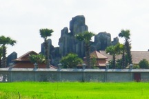 Vụ “biệt phủ” giữa đồng: Vẫn đang nghiên cứu hướng xử lý (!)