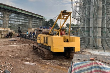 Cần cẩu đổ sập tại dự án Vành đai 3 ở TPHCM, 2 người bị thương