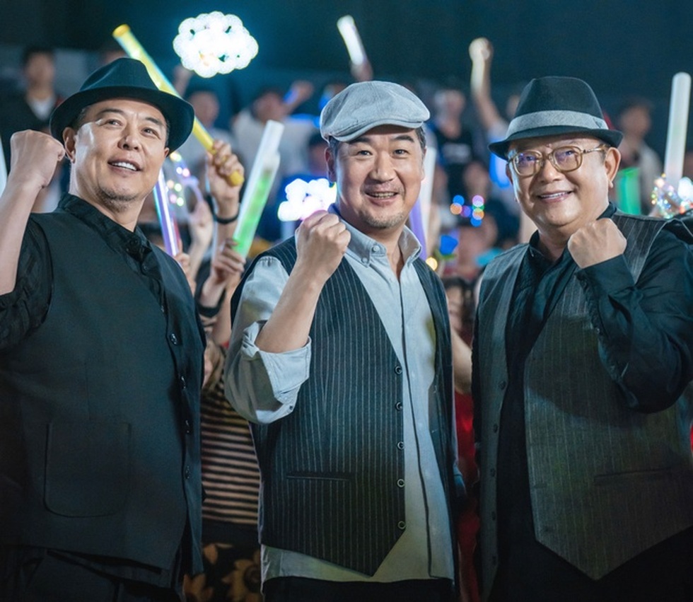 Hòa Thân Vương Cương sống kín tiếng, hạnh phúc bên người vợ kém 20 tuổi - 9