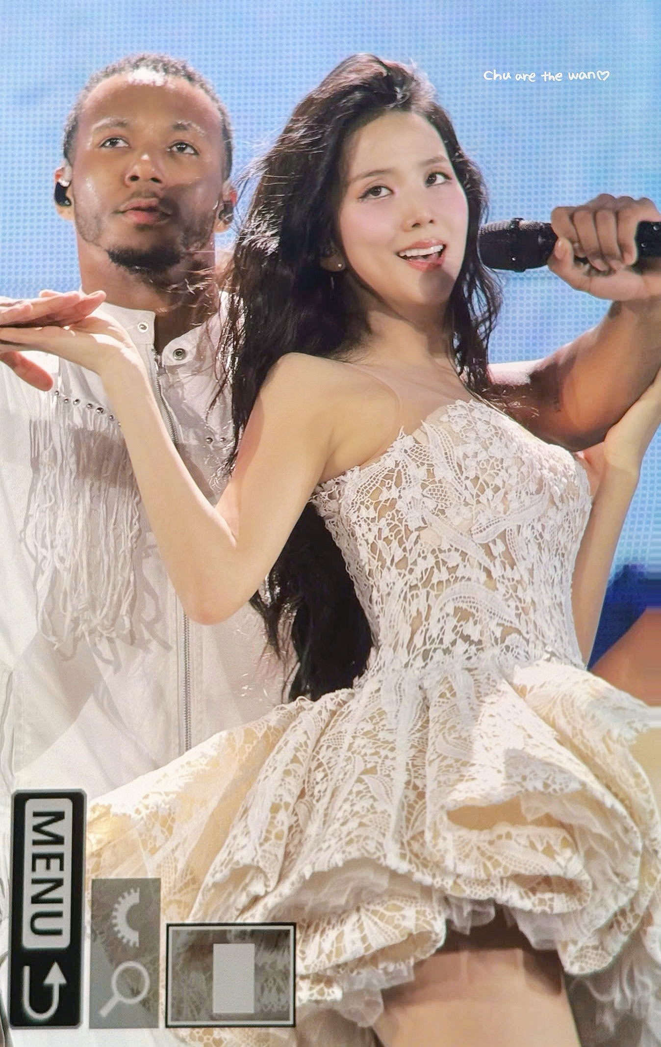Jisoo (Blackpink) diện váy của nhà mốt Việt Nam biểu diễn ở Milan - 2 Jisoo (Blackpink) diện váy của nhà mốt Việt Nam biểu diễn ở Milan - 2