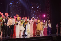“Sao mai” Dương Quốc Hưng thăng hoa cùng các NSND, NSƯT tại Liên hoan Ca Múa Nhạc