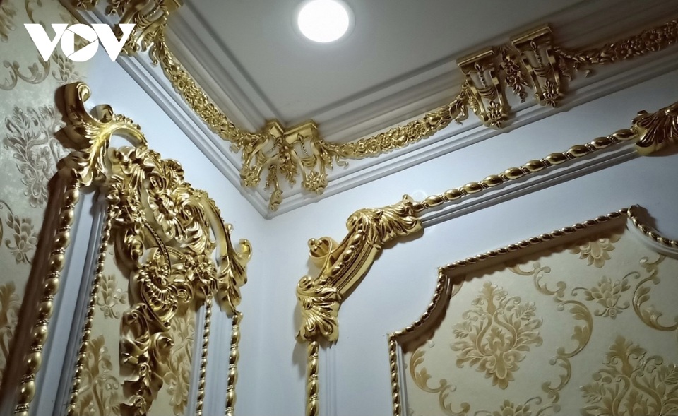 Choáng ngợp với những ngôi nhà đồ sộ phủ đầy vàng của đại gia Việt - 8 Choáng ngợp với những ngôi nhà đồ sộ phủ đầy vàng của đại gia Việt - 8